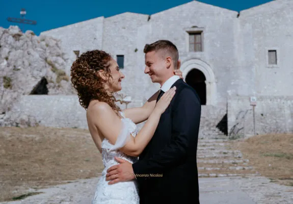 Fotografo di matrimonio in Sicilia ritrae gli sposi davanti alla Cattedrale di Caltabellotta dopo la cerimonia, in un momento spontaneo e ricco di emozione.
